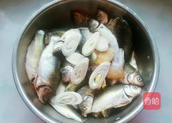 酥炸鲫鱼的做法图解2
