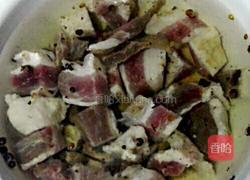咸肉烧蘑菇的做法图解1