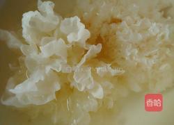 银耳莲子羹的做法图解1