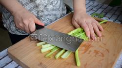 芹菜炒牛肉的做法图解1
