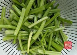 芹菜肉丝的做法图解1