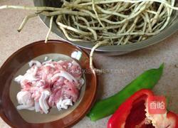 鱼腥草炒肉丝的做法图解2