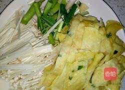 金针菇炒鸡蛋饼的做法图解2
