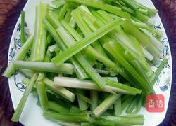 芹菜炒肉的做法图解3
