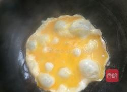 鸡蛋炒番茄蒜苔的做法图解2