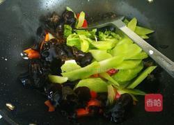 木耳炒莴苣的做法图解3