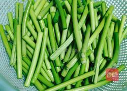 蒜苔炒鸡蛋的做法图解2