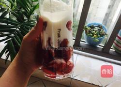 草莓奶昔的做法图解2