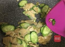 黄瓜豆皮炒鸡蛋的做法图解5