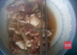 韭菜花抄肉的做法图解2