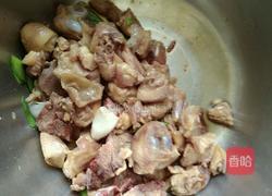 蒜台炒鸡块的做法图解2