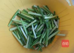 蒜苔炒腊肉的做法图解1