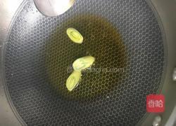 五香豆干炒蒜薹的做法图解2
