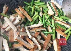 五香豆干炒蒜薹的做法图解6