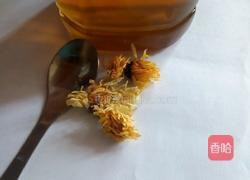 蜂蜜菊花水的做法图解1