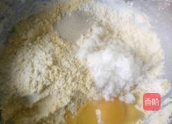 玉米面蛋黄小饼子的做法图解1