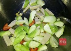 丝瓜烩千页豆腐的做法图解3