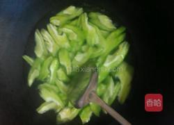 苦瓜炒鱿鱼的做法图解2