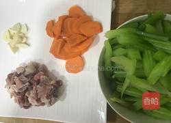芹菜炒肉的做法图解2