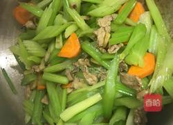 芹菜炒肉的做法图解3