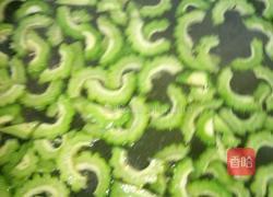 凉拌苦瓜的做法图解3