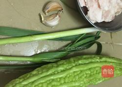 香辣肉末苦瓜的做法图解1