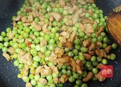 豌豆爆肉丁的做法图解7