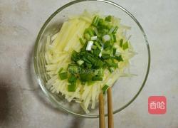 土豆丝卷饼的做法图解1