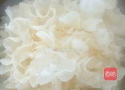 银耳莲子羮的做法图解1