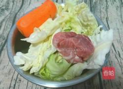 圆白菜炒肉的做法图解1