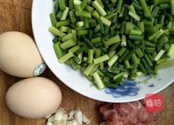 蒜台肉丁炒鸡蛋的做法图解1