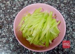 凉拌莴笋杆的做法图解3