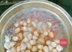 瑶柱尤鱼干红豆花生鸡脚汤的做法图解1