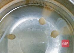 瑶柱尤鱼干红豆花生鸡脚汤的做法图解3