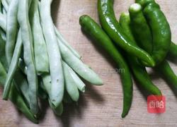 青椒炒四季豆的做法图解1
