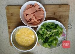 火腿肠青椒鸡蛋的做法图解2