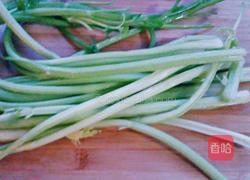 芹菜炒肉丝的做法图解1