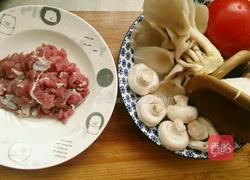 西红柿 鲜菇瘦肉汤的做法图解1