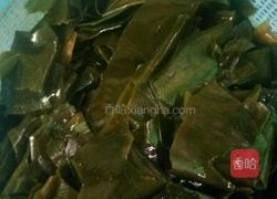 猪骨头煲玉米红萝卜海带的做法图解1