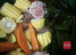 猪骨头煲玉米红萝卜海带的做法图解2