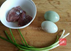 皮蛋瘦肉粥的做法图解1