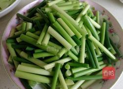 蒜苔炒腊肉的做法图解2