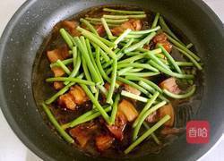 红烧肉焖蒜薹的做法图解15