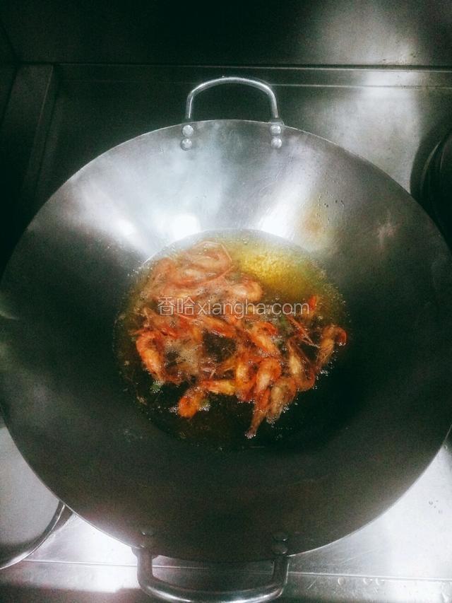 锅里加入适量的油，要足够把虾淹没，待油温升至5-6成油温，把虾倒入油锅中炸1-2分钟，（如不知道怎么识别油温，可见下面烹饪小技巧详解）也可放姜末葱花直接煸炒虾，但是做出来的口感，效果不好