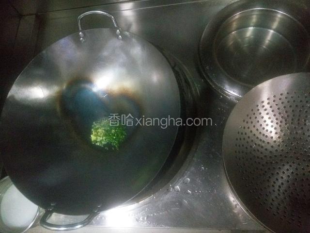 把油锅的油倒出，然后放入切好的姜末葱花煸炒