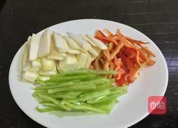 蒜香虾仁瘦肉炒茭白的做法图解1
