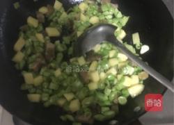 腊肉土豆豇豆饭的做法图解7
