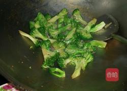 鱿鱼炒西兰花的做法图解6