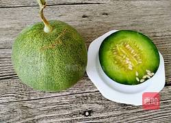甜瓜汁的做法图解1