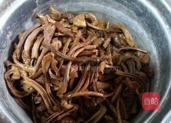 榛蘑炖粉条的做法图解1